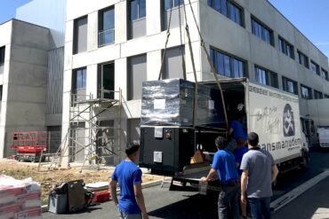 Manutention d’un massicot par Transmanudem