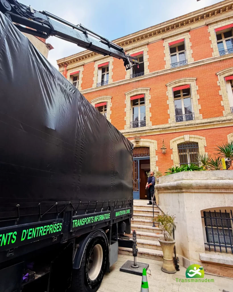 Levage de précision d’un coffre-fort avec bras de grue dans l’Hérault par Transmanudem