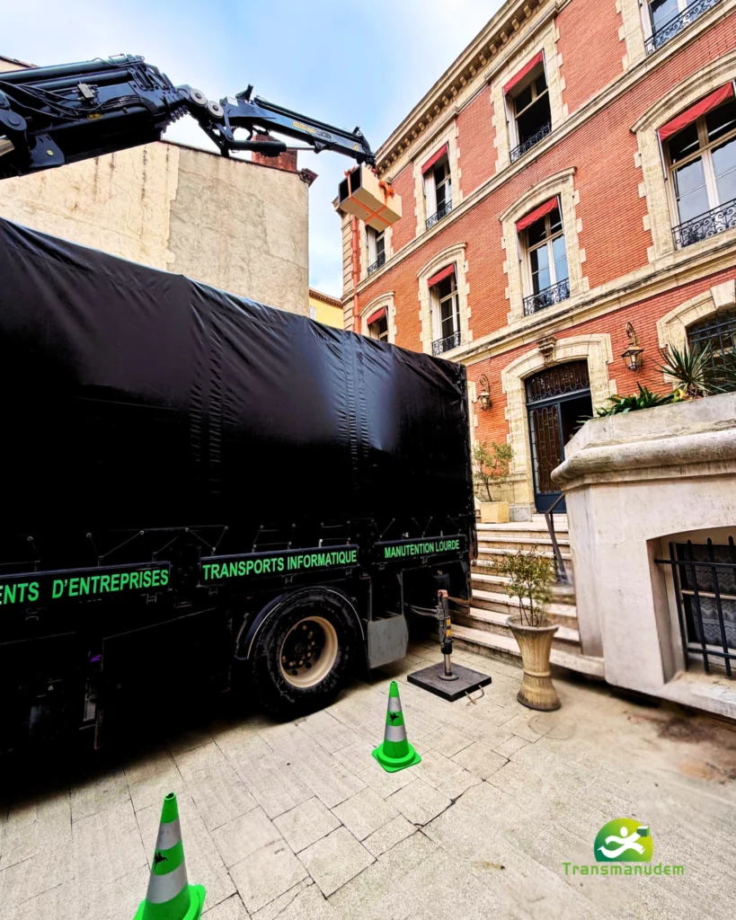 Équipe Transmanudem en train de réaliser la manutention de charges lourdes et sensibles en Occitanie