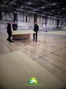 Installation du plancher des terrains de tennis lors de l Open Occitanie a Montpellier, prestation de logistique evenementielle assuree par Transmanudem.