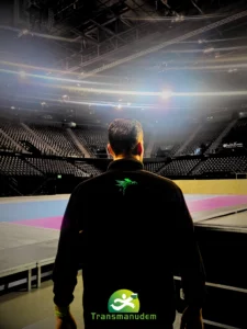 Logistique evenementielle montpellier lors de l Open Occitanie a la Sud de France Arena, mise en place des terrains de tennis par Transmanudem.