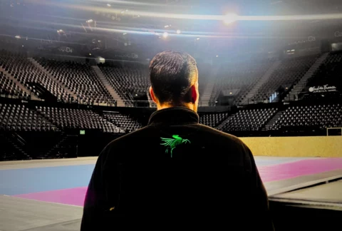 Logistique evenementielle montpellier lors de l Open Occitanie a la Sud de France Arena, mise en place des terrains de tennis par Transmanudem.