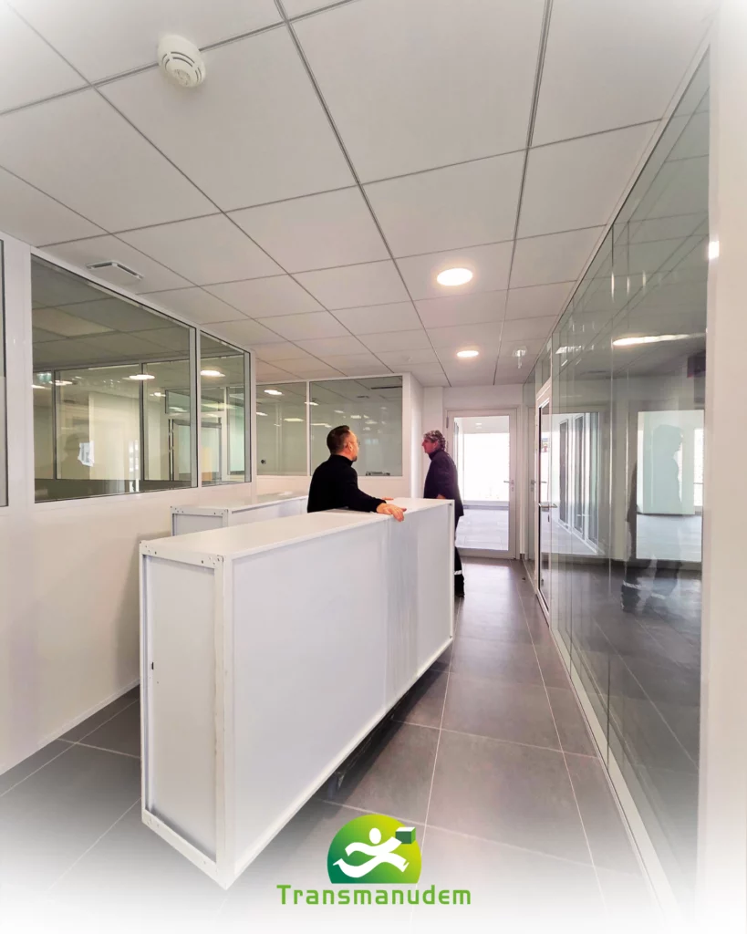 Transport et installation de mobilier lors d’un déménagement de bureaux professionnels à Nîmes