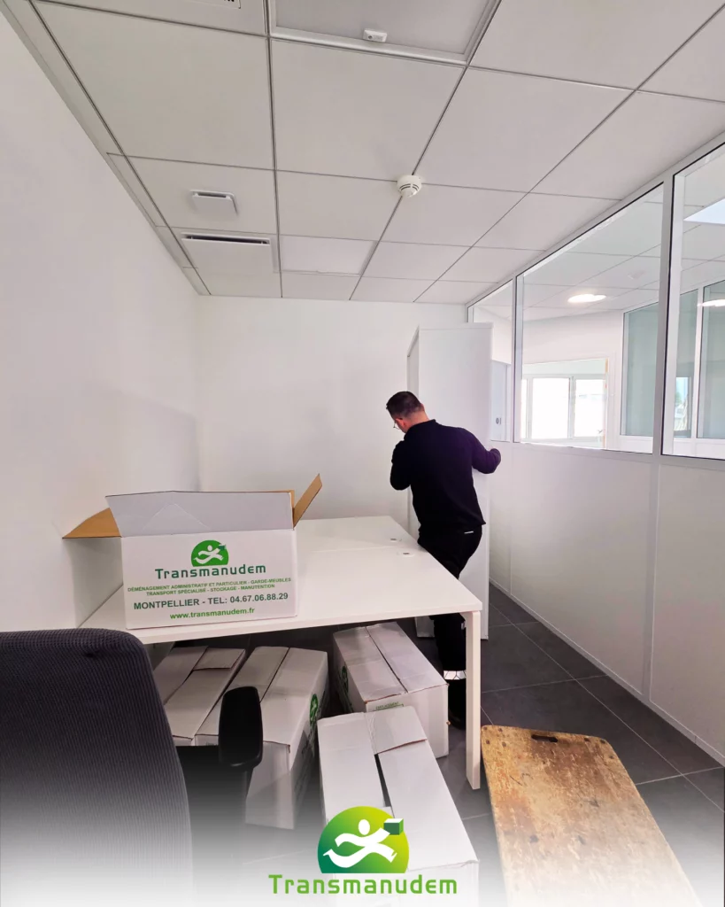 Installation d’équipements et mobilier lors d’un déménagement d’entreprise à Nîmes par Transmanudem