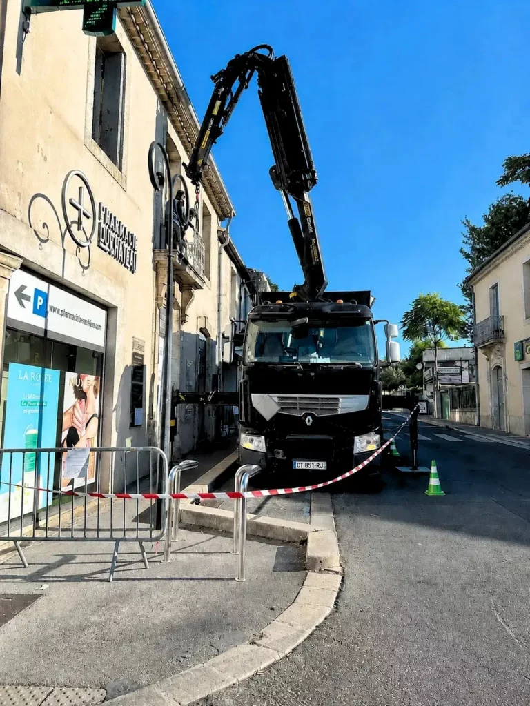 Opération de manutention industrielle à Castries dans l'Hérault